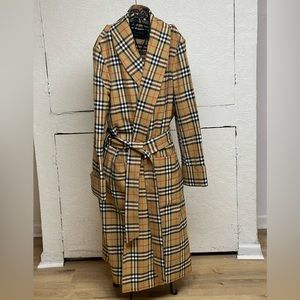 Lady Burberry coat